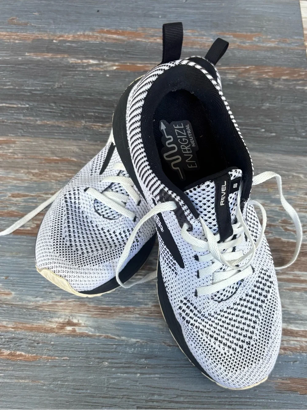 Brooks Revel 5 White Black Running Shoes Sneakers Size 9.5